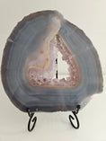 Bild in Galerie-Betrachter laden, Amethyst Achat Slab mit Ständer (82a)
