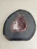 Bild in Galerie-Betrachter laden, Amethyst Achat Slab mit Ständer (82a)
