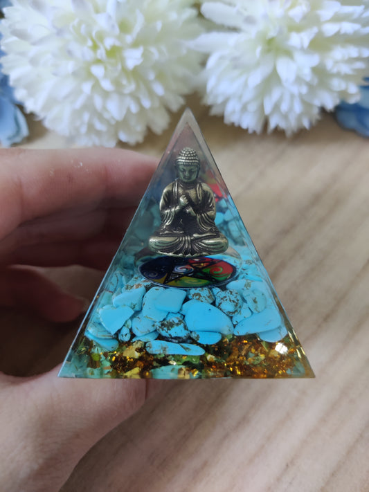 Resin Pyramide mit Türkis Splittern (10tr)