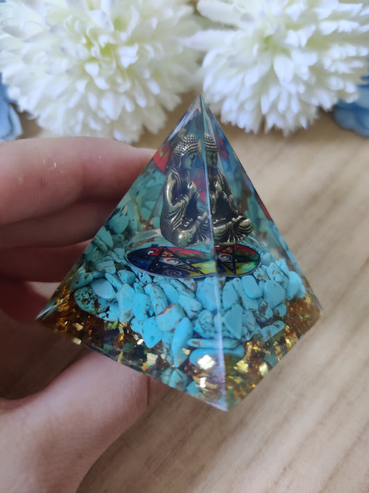 Resin Pyramide mit Türkis Splittern (10tr)