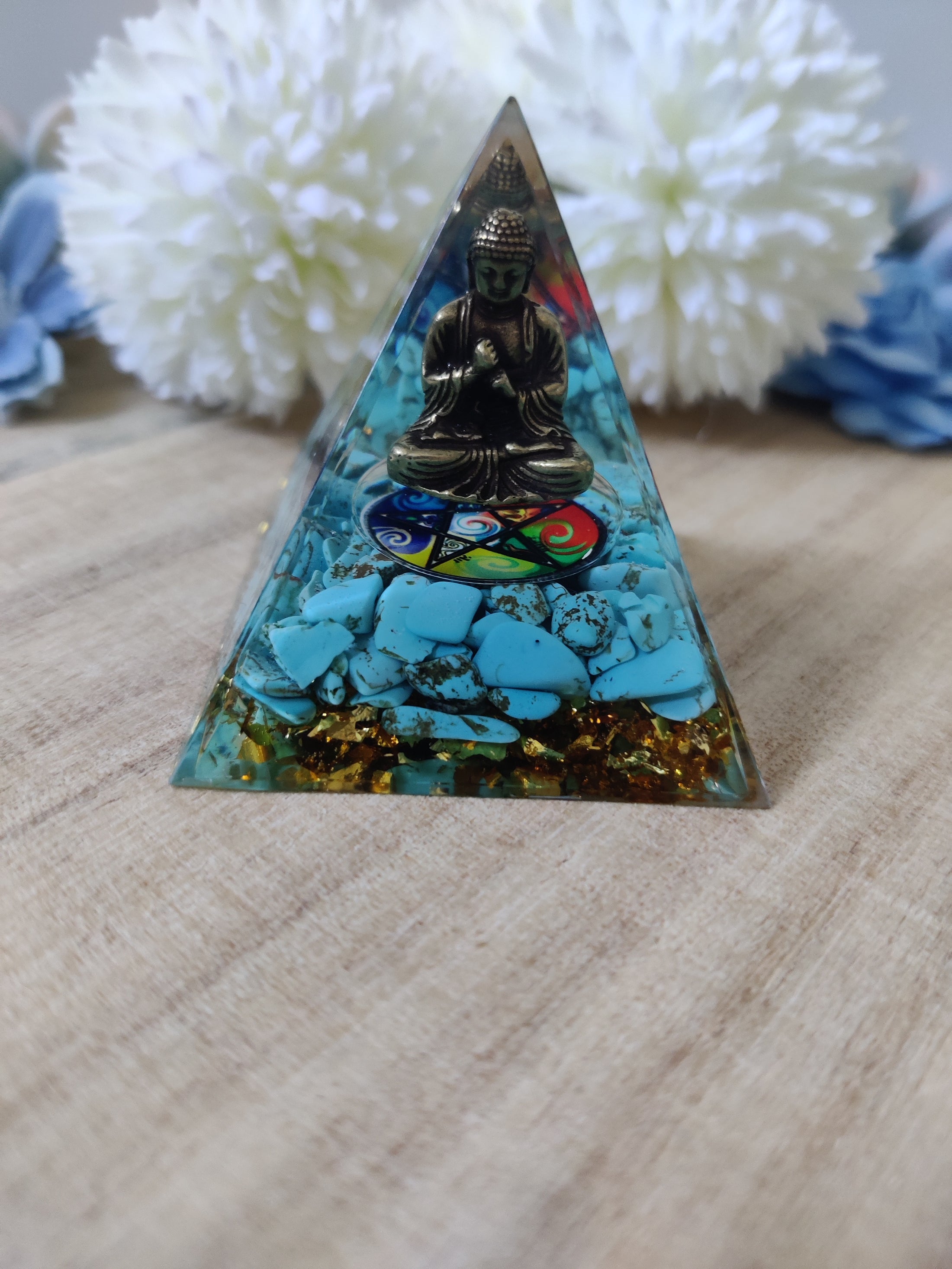 Resin Pyramide mit Türkis Splittern (10tr)