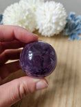 Bild in Galerie-Betrachter laden, Amethyst Kugel mit Regenbögen (24bib)
